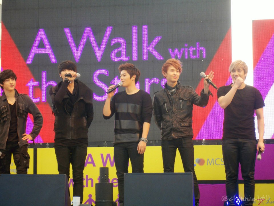 [OTHER] 121117 ZE:A @A Walk With the Stars 20407_502809896404706_2046759869_n