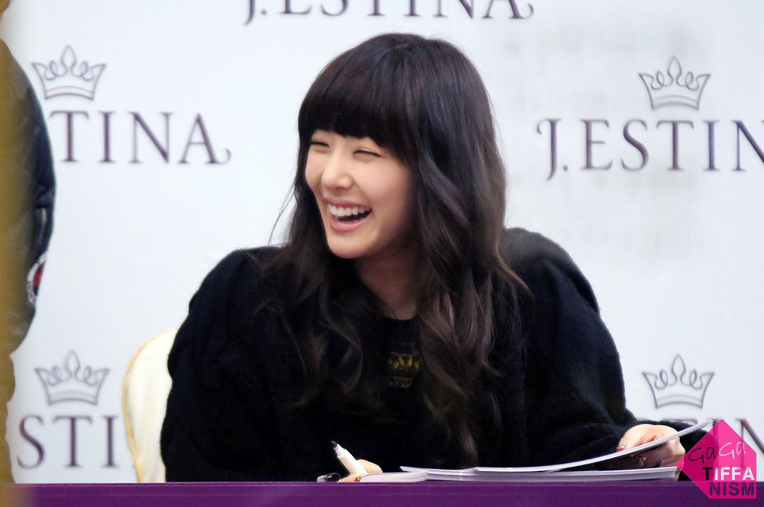  [CAPS] 2011.12.04 Tiffany en el "J.Estina Fansigning Event" Dsc08445