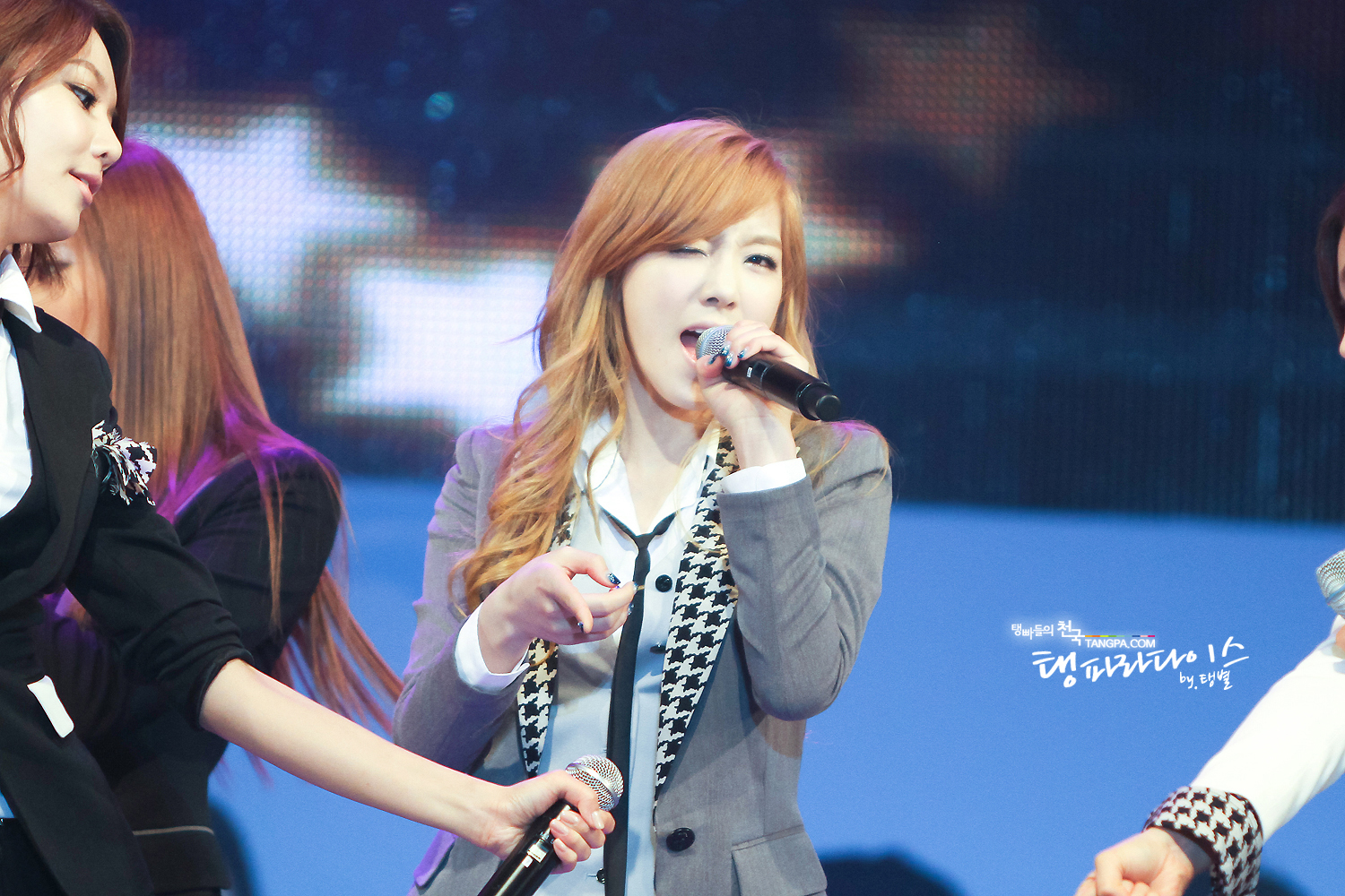 [CAPS] 2011.11.20 Taeyeon el en "Balkhiri Concert" 8-065-31