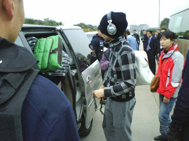 090403 TVXQ - Immigration at Nanjing Airport 4b980722d65f27d1d6cae25b