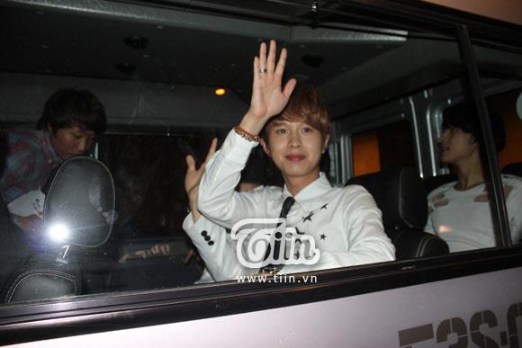 [OTHER] 121123 ZEA @Vietnam Going to and fro hotel and rehearsal venue 530909_505166922835670_1122114307_n