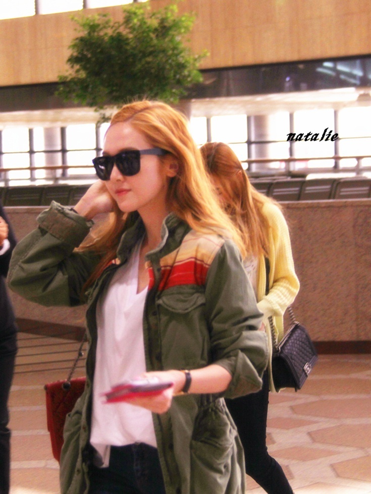 [Airport] 130416  SNSD@ Gimpo airport (6 pics) 4ba27fc9jw1e3rwfmjn7sj