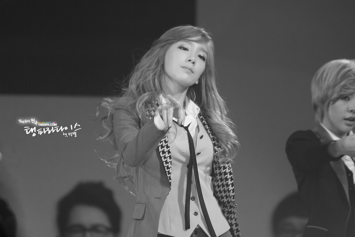 [CAPS] 2011.11.20 Taeyeon el en "Balkhiri Concert" F-391-2-2