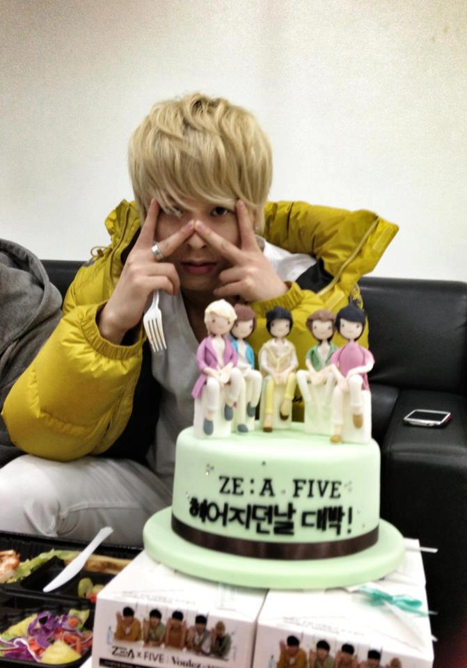 [OFFICIAL] 130330 ZEA Five @ Music core recording + Fansign 65307_435367773212388_1902193390_n