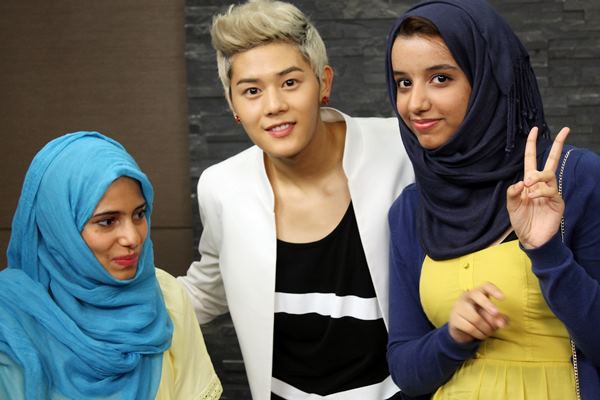 [OTHER] 120714 ZEA with KBS World Radio Arabic 541380_382290945169365_1306466243_n