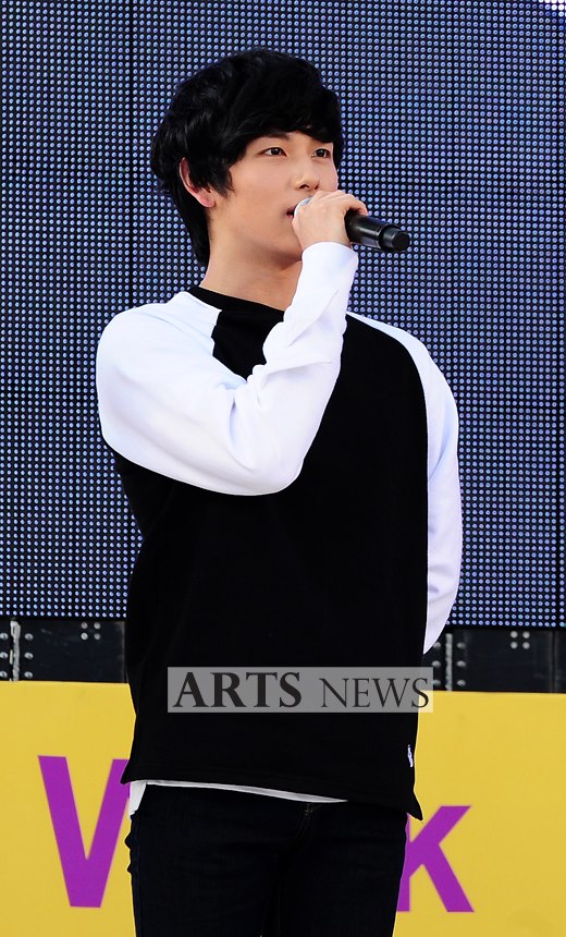 [OTHER] 121117 ZE:A @A Walk With the Stars(Korea Tourism Organization) 378419_501497239869305_25982851_n