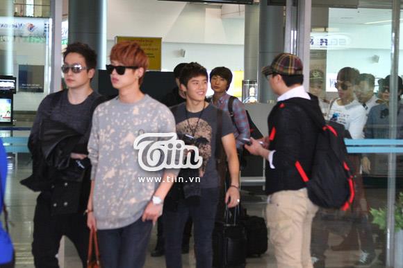 [OTHER] 121123 ZE: A @Tan Son Nhat airport & Hotel(Vietnam) 254920_503950719623957_1785547849_n