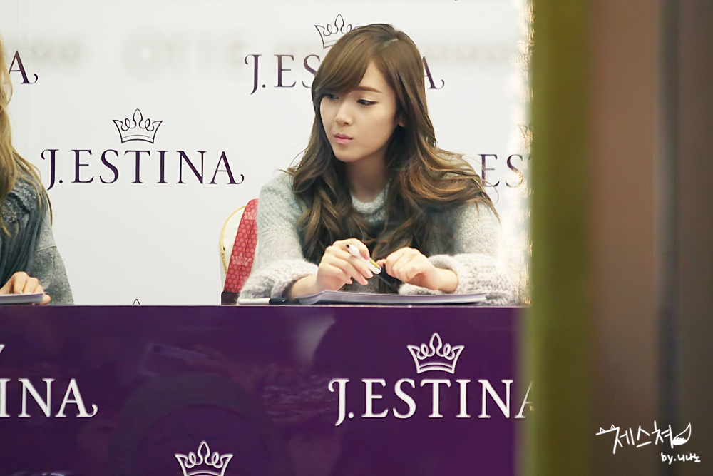 [CAPS] 2011.12.04 Jessica en el "J.Estina Fansigning Event" Img_4437