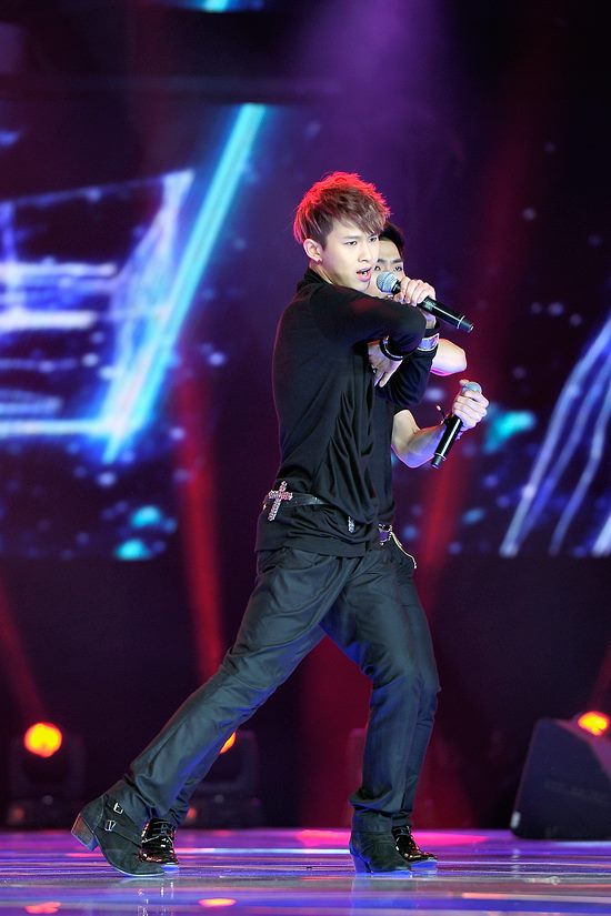 [PERF] 120920 ZE:A in the Asian Wave 'in China 643936_484875384866770_1869676269_n