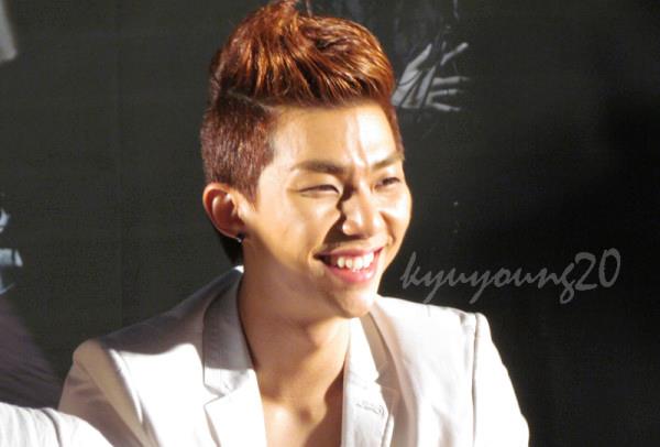 [OTHER] 120720 ZEA @ Cheongryangri Fansign 403970_463060770381565_66738213_n