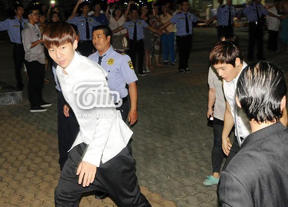 [OTHER] 121123 ZEA @Vietnam Going to and fro hotel and rehearsal venue 16072_505167116168984_1001207433_n