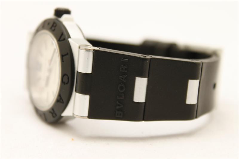 นาฬิกาฺ Bvlgari Diagono Aluminum Lady สายยาง เรือนกับหน้าปัด Aluminium บอกวันที่ ขนาด 32มิล ไม่รวมเม็ดมะยม ระบบ Quartz (รหัส AL32 TA) ราคา 28,000 บาท  Picture099