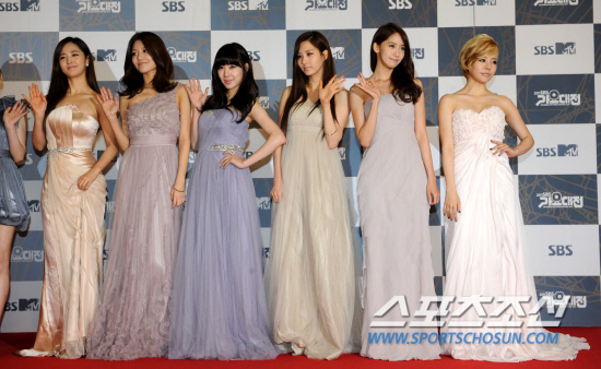 [CAPS] 2011.12.29  SNSD en la alfombra roja de los "SBS Gayo Daejun" 2z002