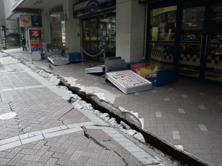 ผลกระทบจากแผ่นดินไหว 8.9 ริกเกอร์กับญี่ปุ่น Japan-hit-with-big-earthquake-22-450x337