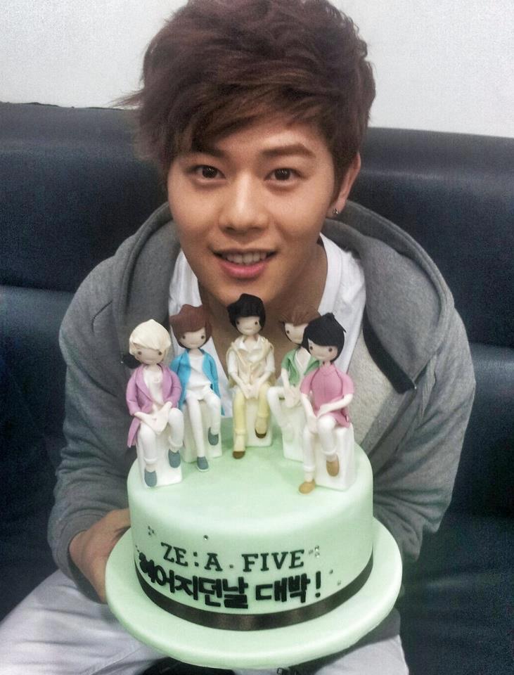 [OFFICIAL] 130330 ZEA Five @ Music core recording + Fansign 46650_435367729879059_1515316545_n