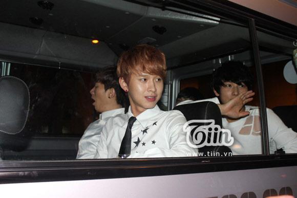 [OTHER] 121123 ZEA @Vietnam Going to and fro hotel and rehearsal venue 526953_505166749502354_347828422_n