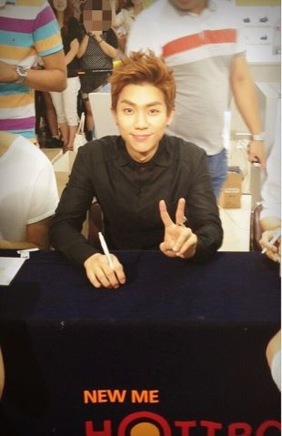 [OTHER]120803 Jiangnan Fan signing event Tumblr_m86g91uclc1rq2cxso2_400