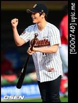 [OTHER] Siwan and Dongjun opening of Pro-Baseball Playoff 30981_495789257108716_574061590_n