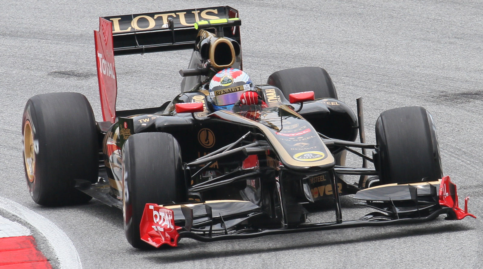 Renault F1 Team Vitaly_Petrov_2011_Malaysia_FP3