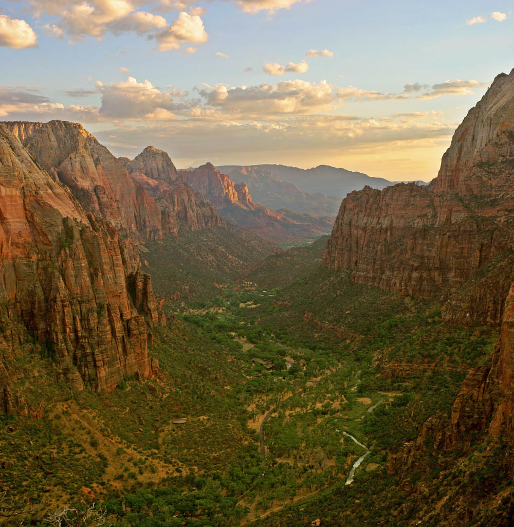 La Galerie d'un Évoli sans cervelle... Zion_angels_landing_view