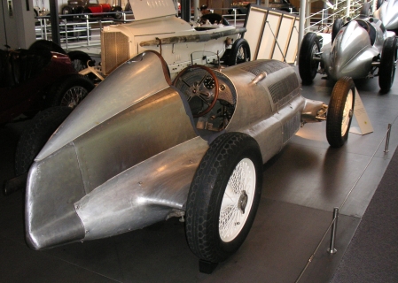 Mercedes - Page 2 Silberpfeil-W25_1934_Rueckansicht