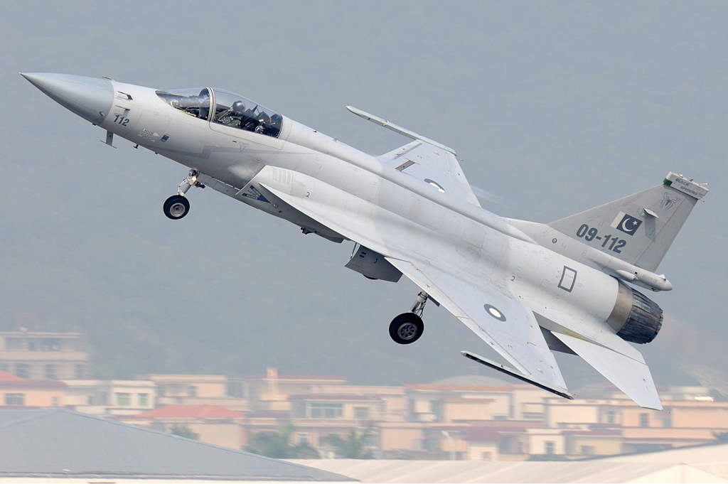 المقاتله الصينيه -الباكستانيه JF-17 Thunder متعددة المهام  Pakistan_Air_Force_Chengdu_JF-17_Gu