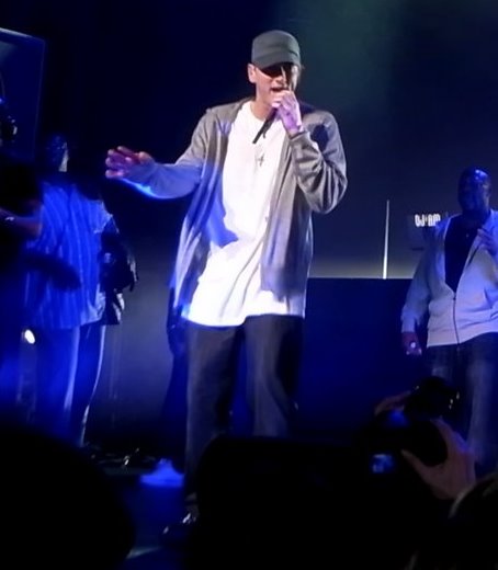 ¿Eminem podria ser el nuevo Rey del Pop?JA JA JA JA..... Eminem_at_DJ_hero_party_with_d12