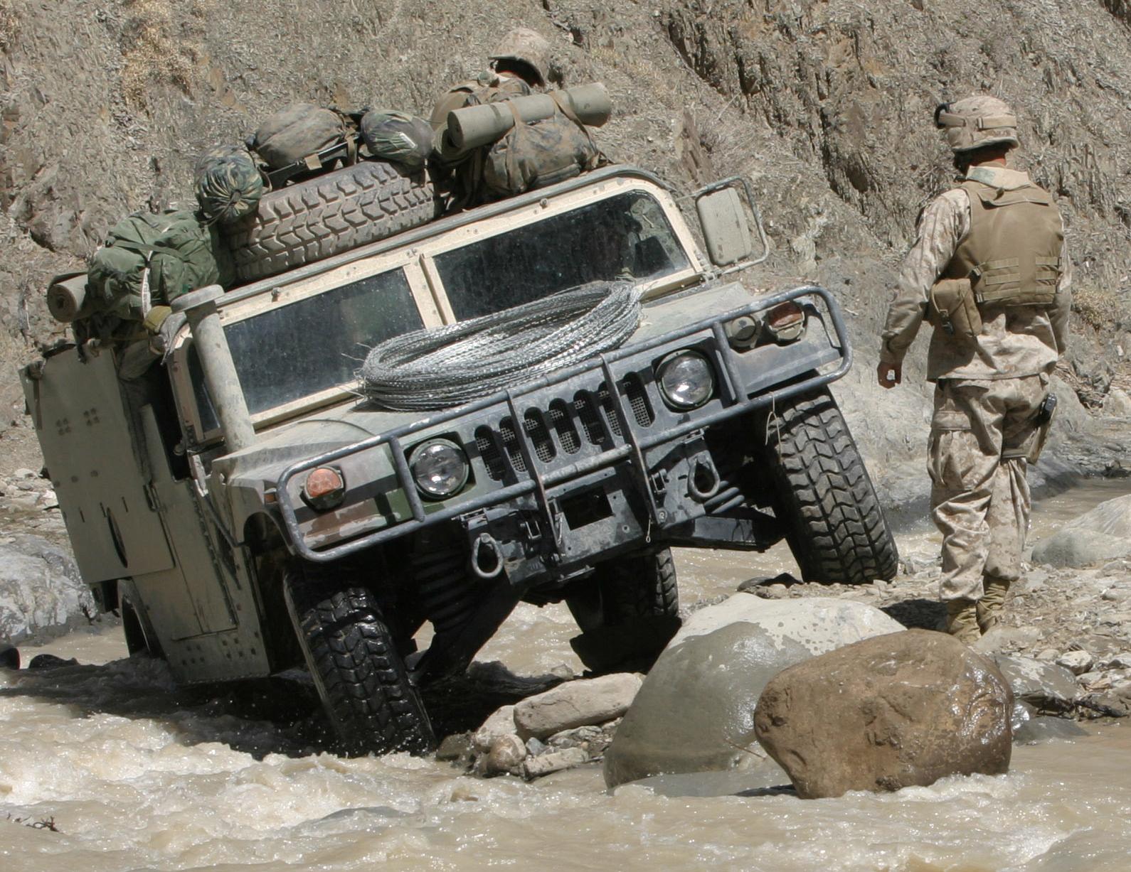 இலங்கை ராணுவத்தில் மஹிந்திரா ஸ்கார்ப்பியோ கார்கள் Humvee_in_difficult_terrain