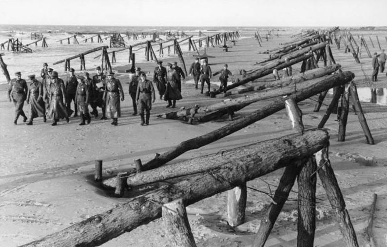 Erwin Rommel Bundesarchiv_Bild_101I-719-0243-33%2C_Atlantikwall%2C_Inspektion_Erwin_Rommel_mit_Offizieren