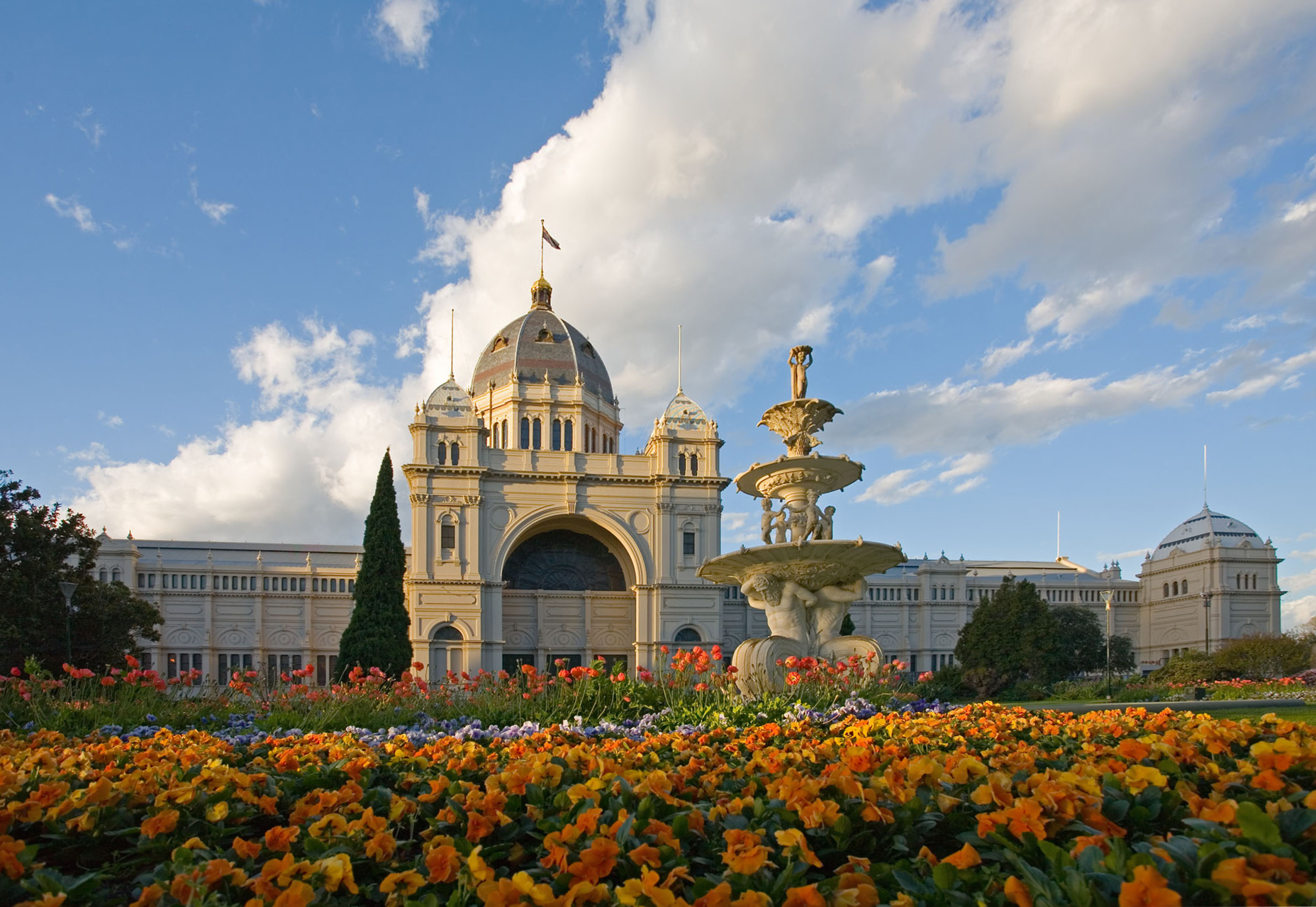 Topic Officiel - Page 16 Royal_exhibition_building_tulips_straight