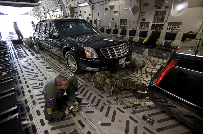 Cadillac ONE Presidential_limousine_loaded_in_aircraft