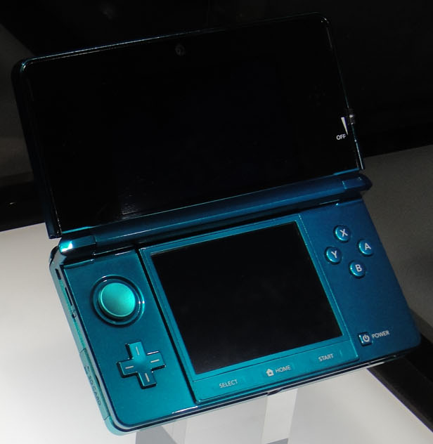 Nintendo 3DS thread Blue_Nintendo_3DS_at_E3_2010_%28open%29