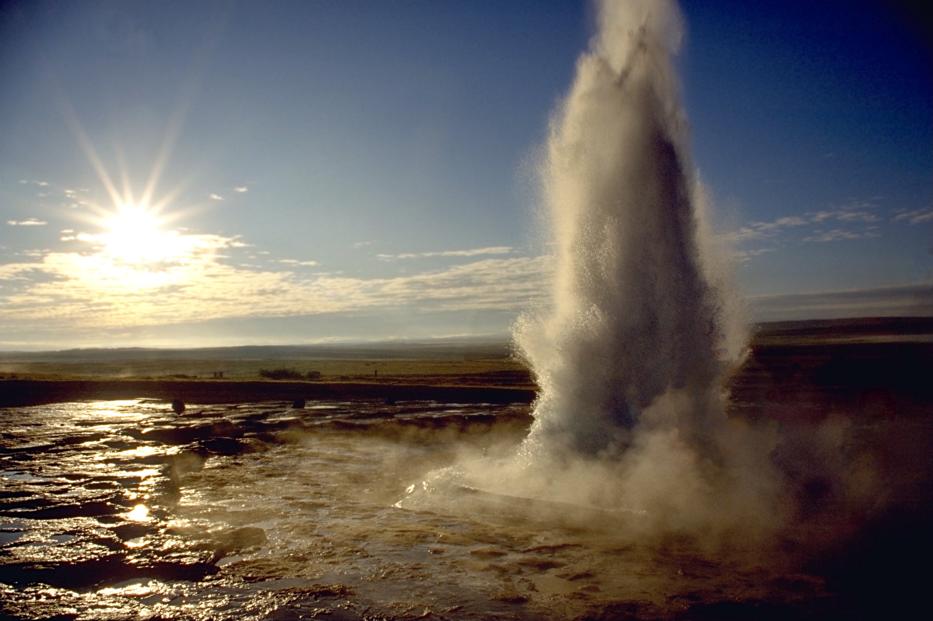 Pet de mammouth congelé : expédition française victorieuse en Sibérie ! Strokkur_geyser_eruption%2C_close-up_view