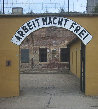 Campagne/ PJ Pandore/Esther Kowalski Theresienstadt_arbeit_macht_frei