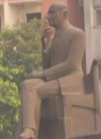 ماذا فعلنا لتخليد ذكرى العندليب؟ Mohammed_Abel_Wahab_statue-_Bab_El-Sheariyia0