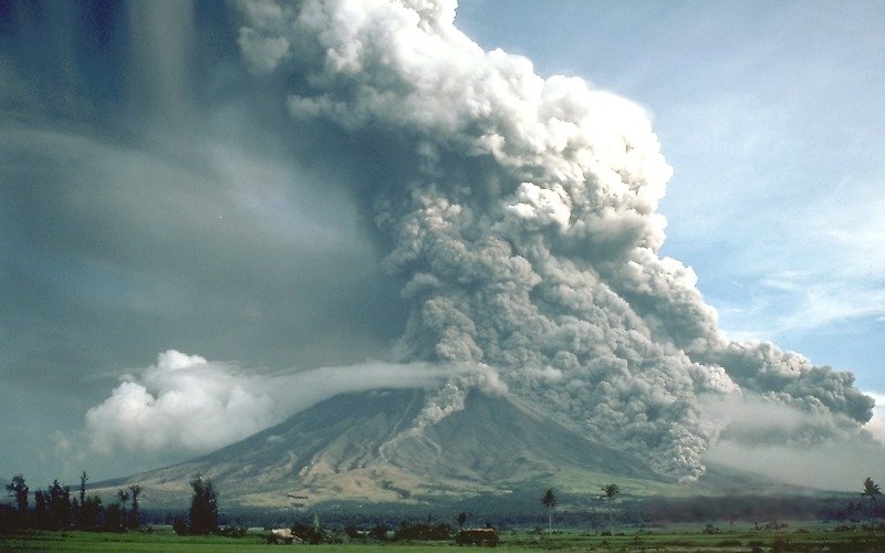 Fuego, piedras y cenizas volcánicas caerán sobre las ciudades: Nuevo amanecer ígneo avanza. - Página 7 Pyroclastic_flows_at_Mayon_Volcano