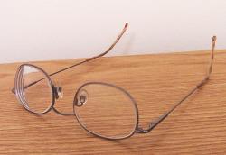 . Les débuts de l'optique : Eyeglasses