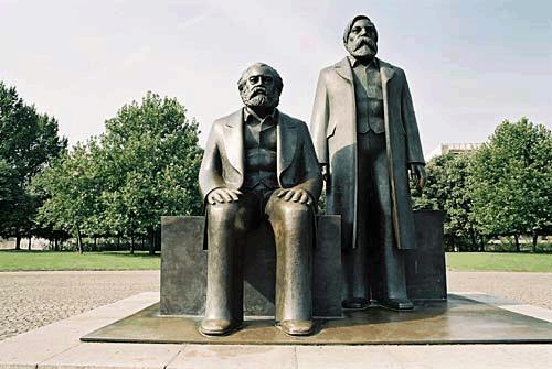 [Alemania] Ministro alemán propone relegar la estatua de Marx y Engels a un cementerio Marx-Engels-Forum01