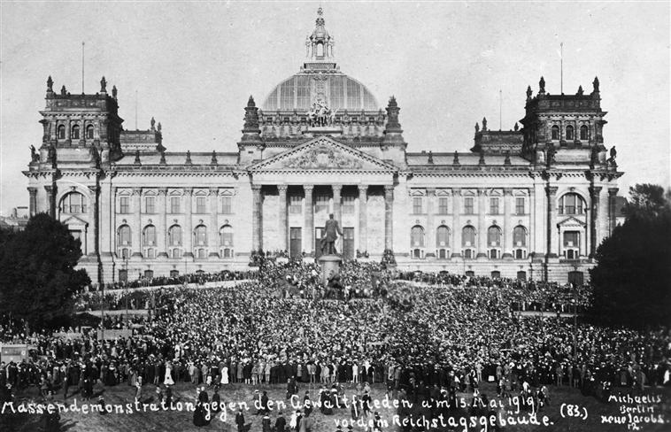 Der Friedensvertrag von Versailles Mass_demonstration_in_front_of_the_Reichstag_against_the_Treaty_of_Versailles