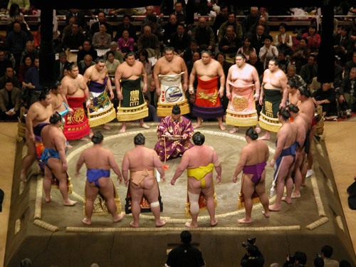 السومو . . . . رياضة السمناء ! !  Sumo_ceremony