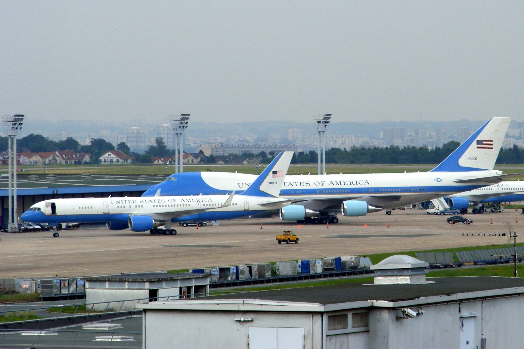 Le jeu des photos - Page 2 Air_Force_One_and_Air_Force_Two_at_Paris_Orly