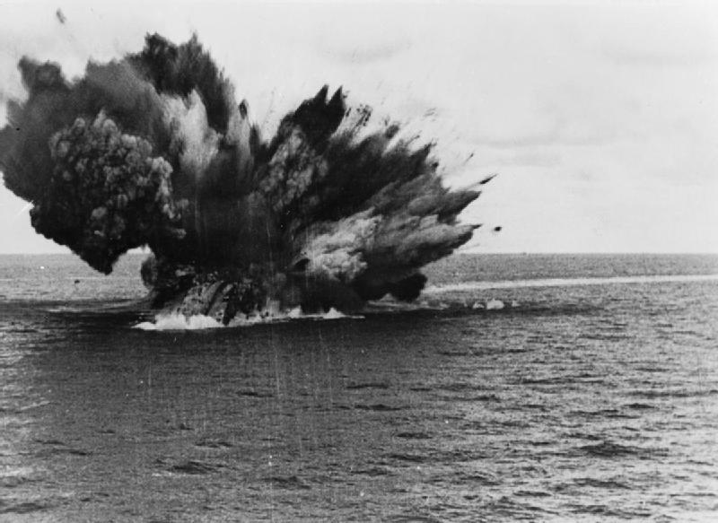 Quizz bateaux et histoire navale - Page 6 HMS_Barham_explodes