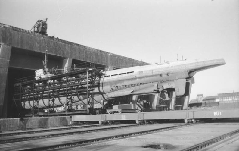 Fuerza Submarina - Página 18 Bundesarchiv_Bild_101II-MW-5335-30%2C_Lorient%2C_U-Boot_U-67