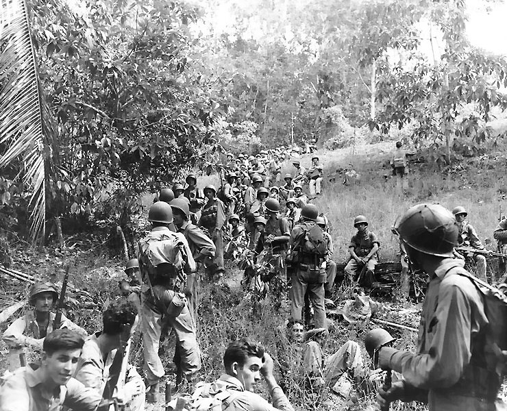 Une victoire américaine importante dans le Pacifique? Marines_rest_in_the_field_on_Guadalcanal