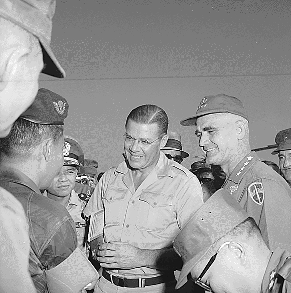 L'escalade du conflit Robert_S._McNamara_and_General_Westmoreland_in_Vietnam_1965