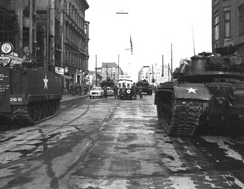 Face-à-face de blindés à Checkpoint Charlie Checkpoint_Charlie_1961-10-27