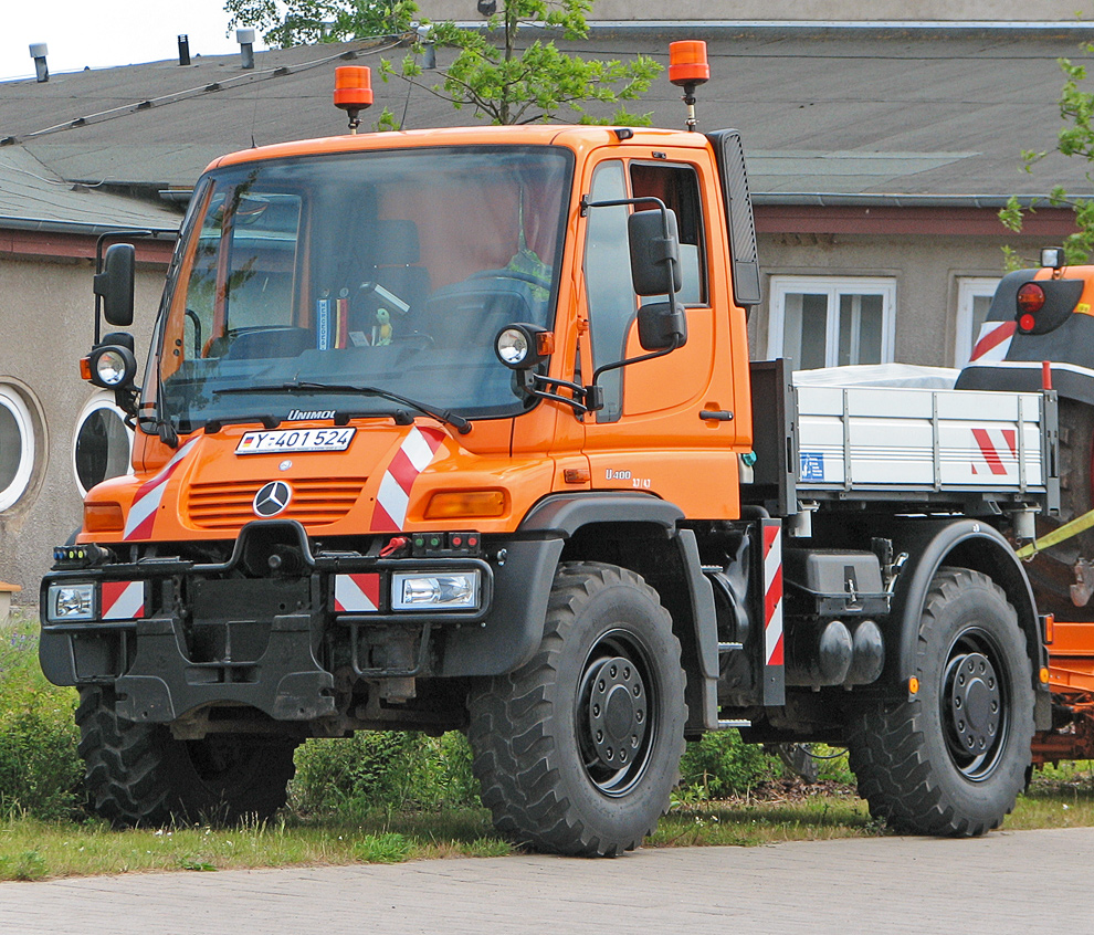 Basé sur l'ordre alphabétique, des noms de voitures, camions, dragsters, vélos, motos, tracteurs, bref tout ce qui roule !... - Page 27 Unimog_U400