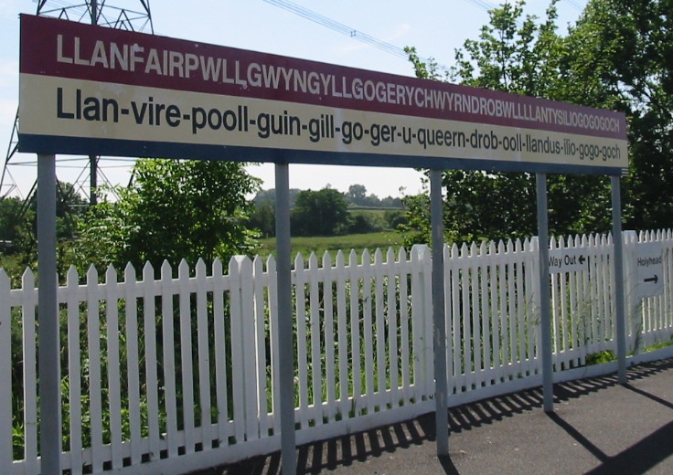 Llanfairpwllgwyngyllgogerychwyrndrobwllllantysiliogogogoch Llanfairpwllgwyngyllgogerychwyrndrobwllllantysiliogogogoch_station_sign_(cropped_version_1)