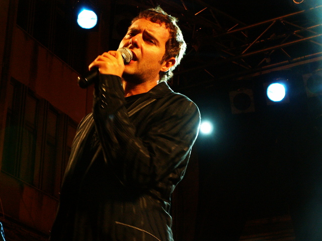 Paolo Meneguzzi Paolo_Meneguzzi_singing