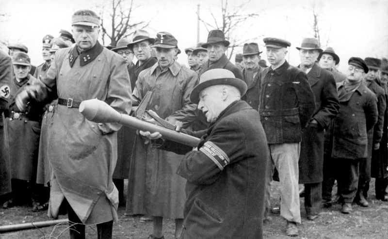 Le Volkssturm Bundesarchiv_Bild_183-J31391%2C_Berlin%2C_Volkssturm%2C_Ausbildung